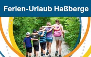 verschiedengroße Kinder laufen Arm in Arm einen Weg im Wald entlang. Darüber der Schriftzug "Ferien-Urlaub Haßberge"