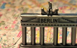 Nahaufnahme einer Karte von Berlin, auf der eine Miniaturversion des Brandenburger Tors steht.
