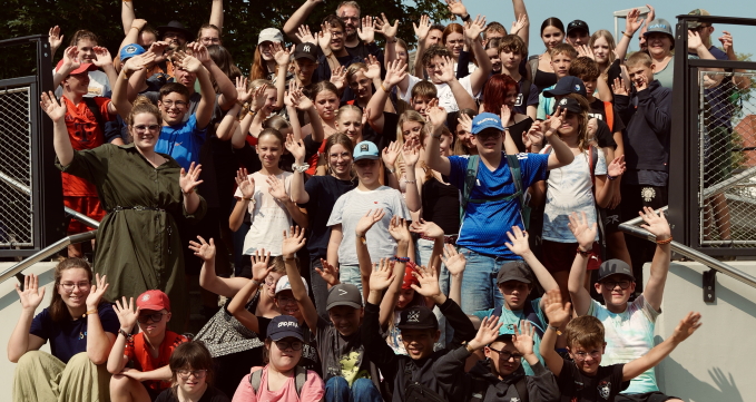 Gruppenbild von den 44 Teilnehmenden und vom 22-köpfigen Zeltlager-Team vom "Inklusiven Zeltlager" 2026 auf der Treppe vor dem Schwimmbad.
