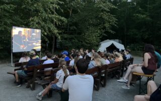 Gemeinsamer Kinoabend im Freien beim "Inklusiven Zeltlager" 2026 am Jugendzeltplatz Reutersbrunn.